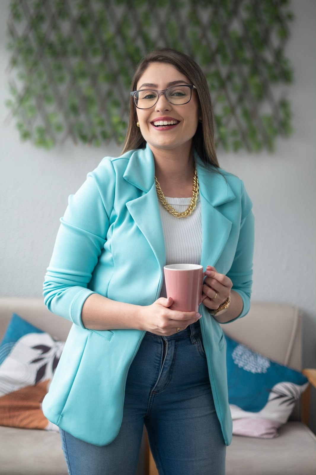 Isabelle Dias sorrindo com uma xícara